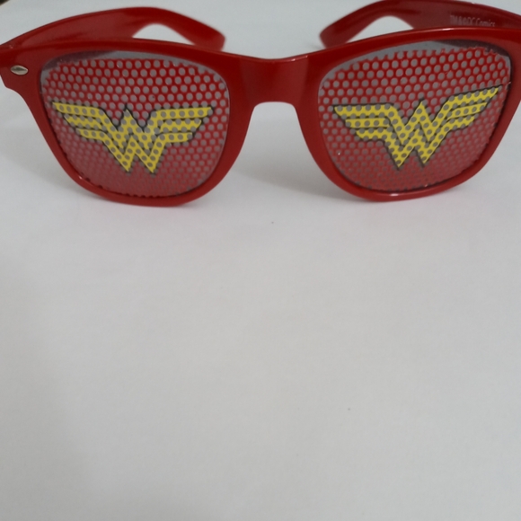 DC Comics Kids Wonder Woman Sunglasses Red Color One Size - Picture 7 of 7